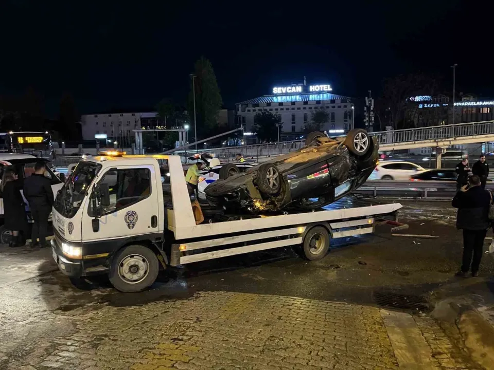 Küçükçekmece’de E5 yan yolda zincirleme kaza: 3 yaralı