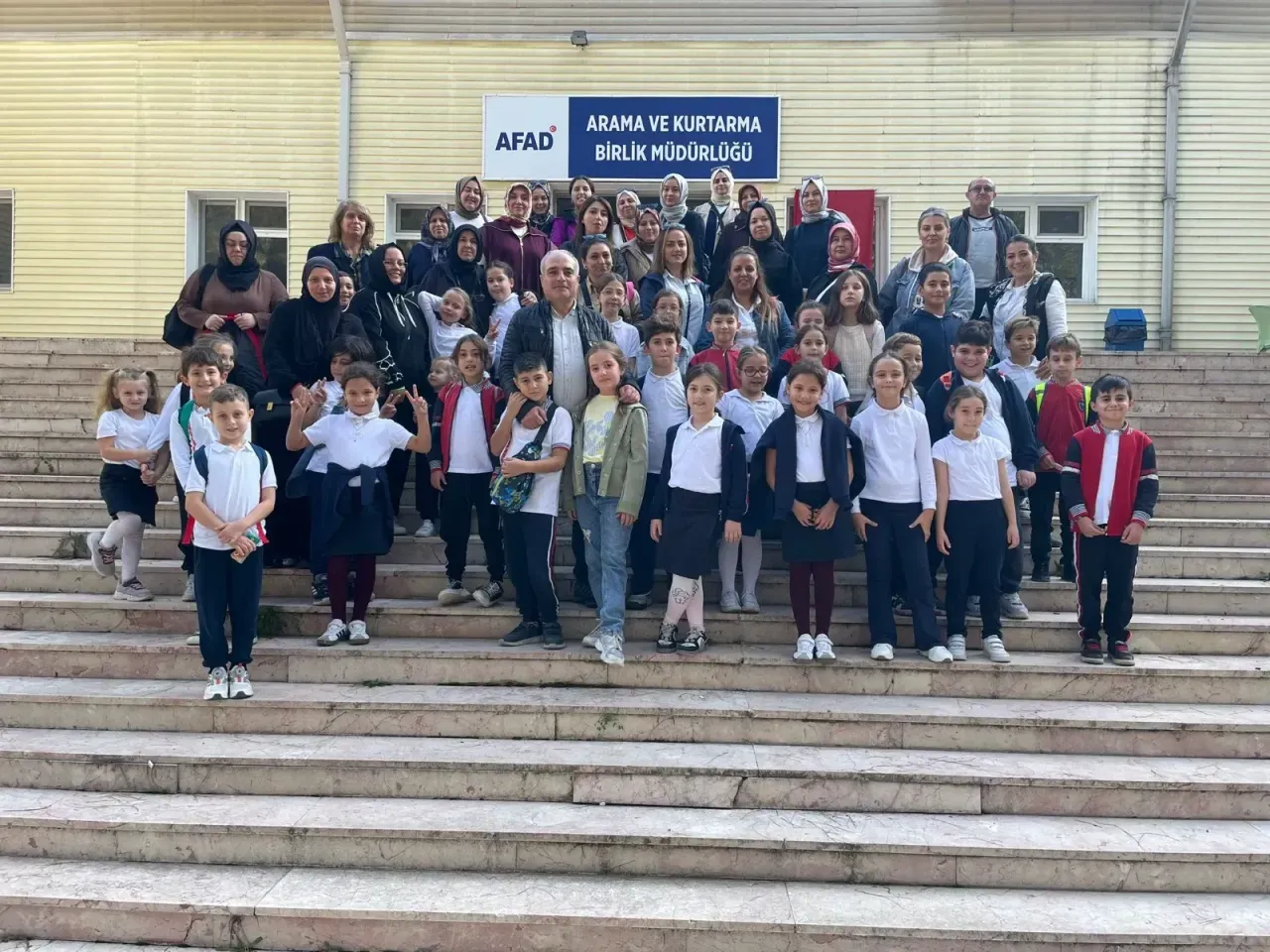 Küçükler anneleriyle AFAD'ı gördü