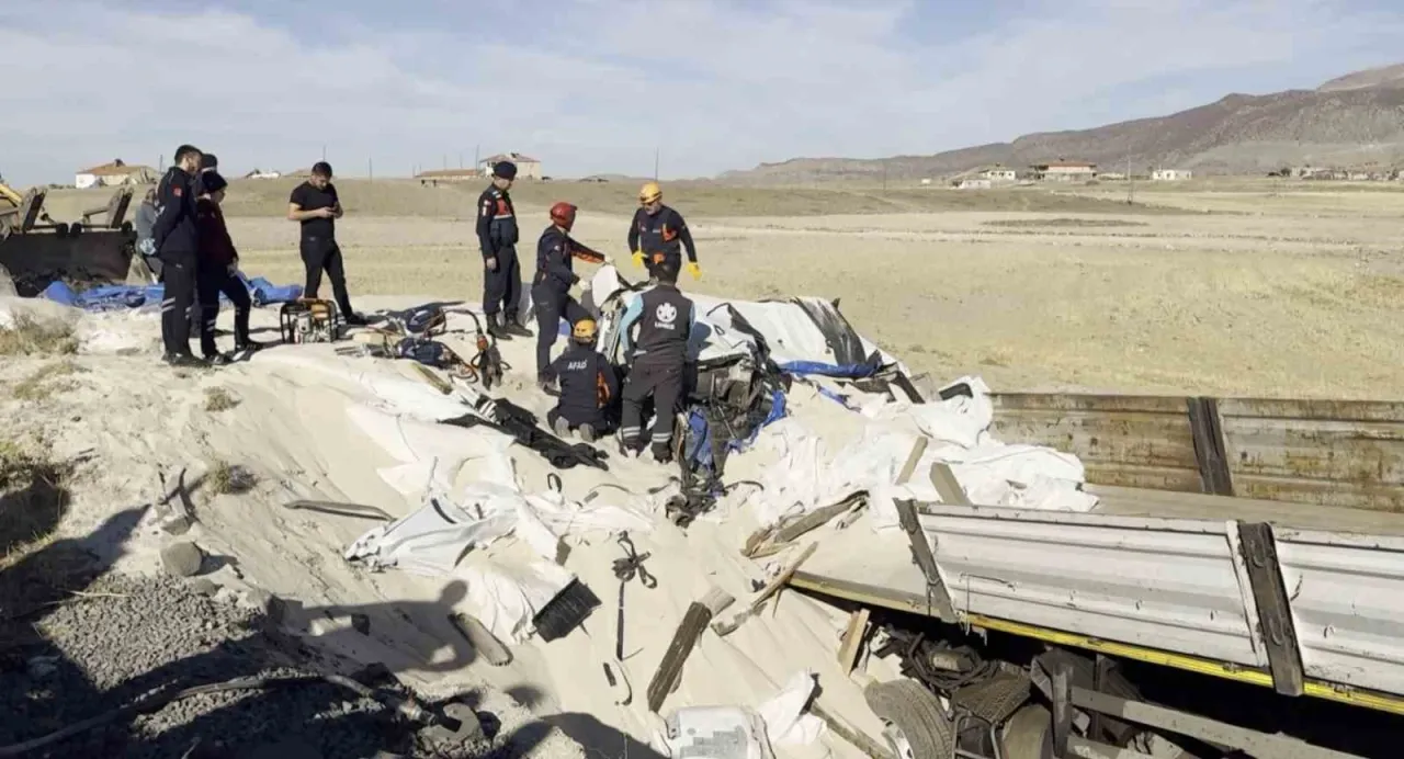 Kum altında kalan kabin içerisinde can verdi