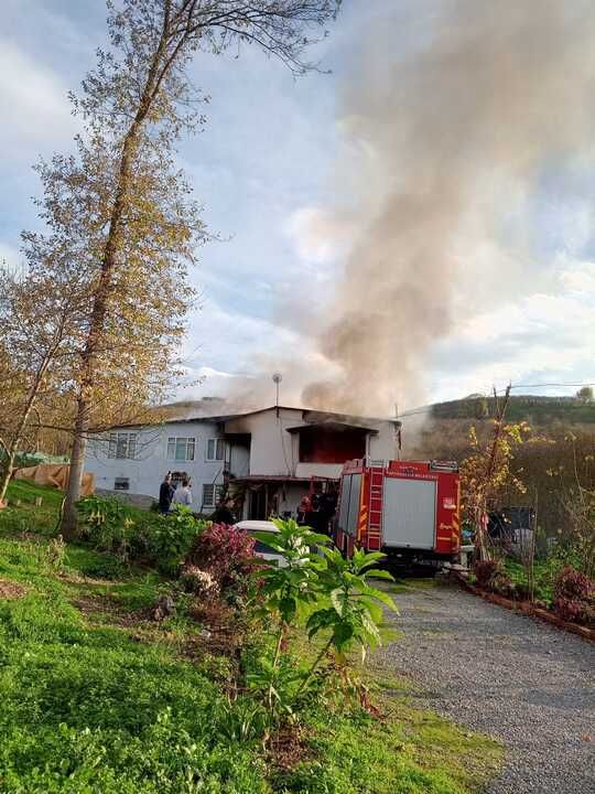 Kurumeşe'de bir ev alevlere teslim oldu