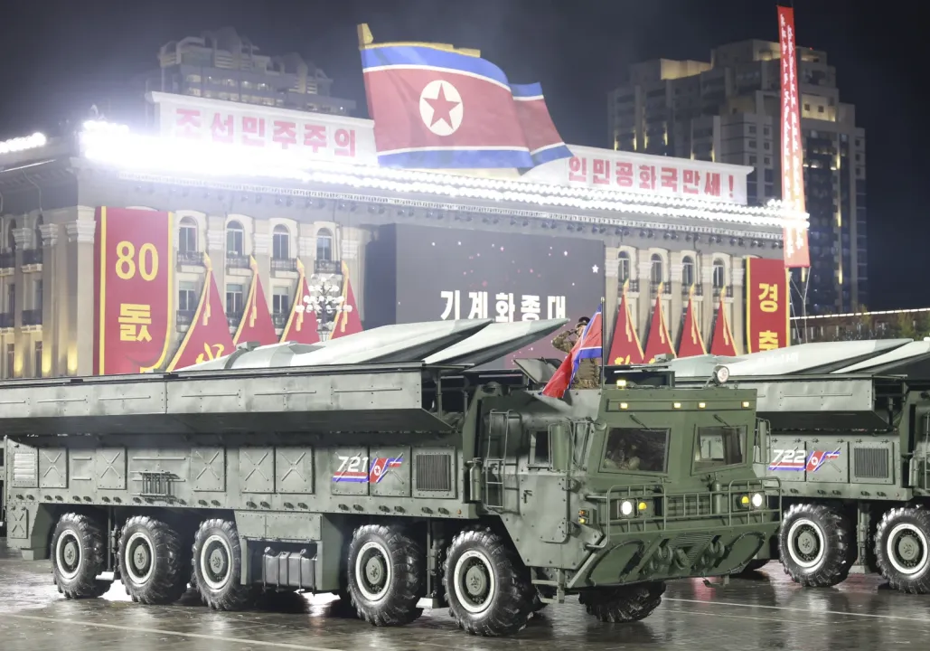 Kuzey Kore'de İşçi Partisi'nin 80’inci kuruluş yıl dönümü askeri geçit töreniyle kutlandı