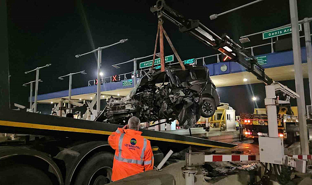 Kuzey Marmara Otoyolu'nda otomobil gişeye girdi: 1 ağır yaralı