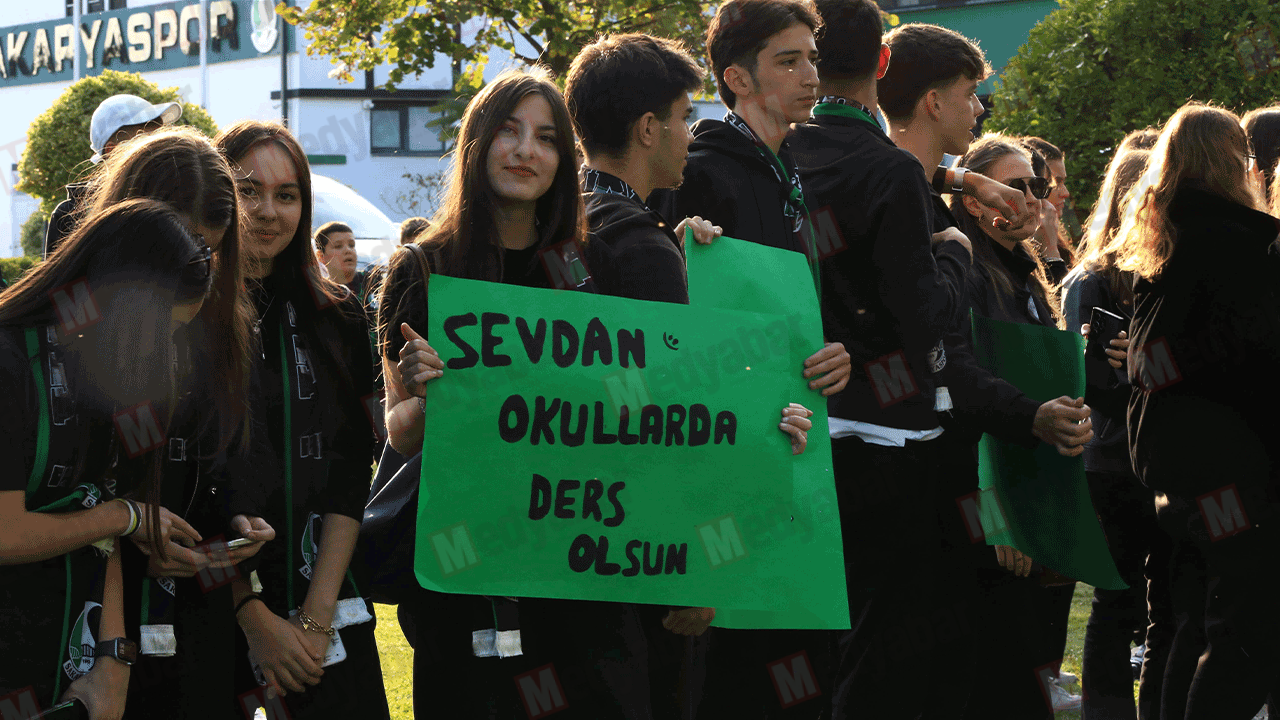 Lise öğrencileri Sakaryaspor antrenmanı öncesi Rüstemler'de! "Sevdan okullarda ders olsun"