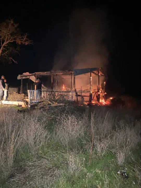 Mangal ateşiyle çıkan yangın itfaiye ekiplerince söndürüldü