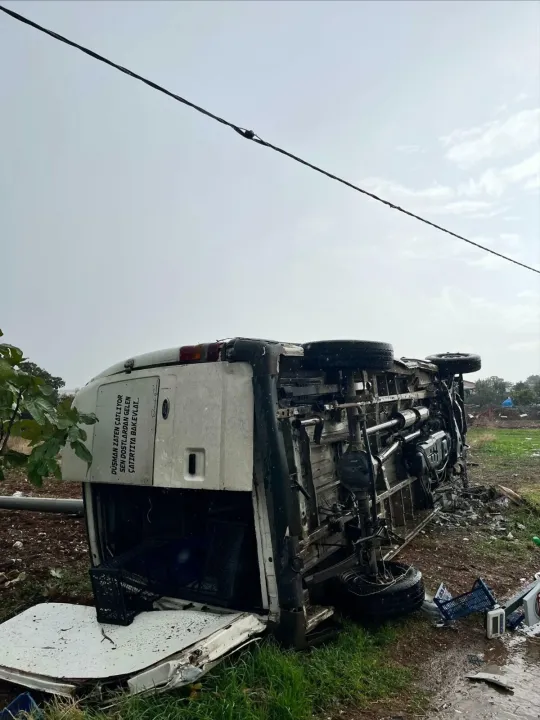 Manisa'da kamyonet devrildi: 1 ölü, 1 yaralı