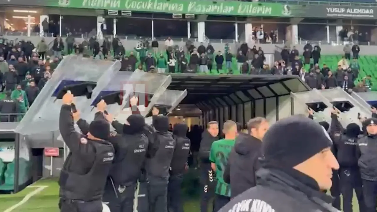 Manisa FK yenilgisi sonrası Tatangalardan tepki: Burak Altıparmak’ı takım arkadaşları engelledi