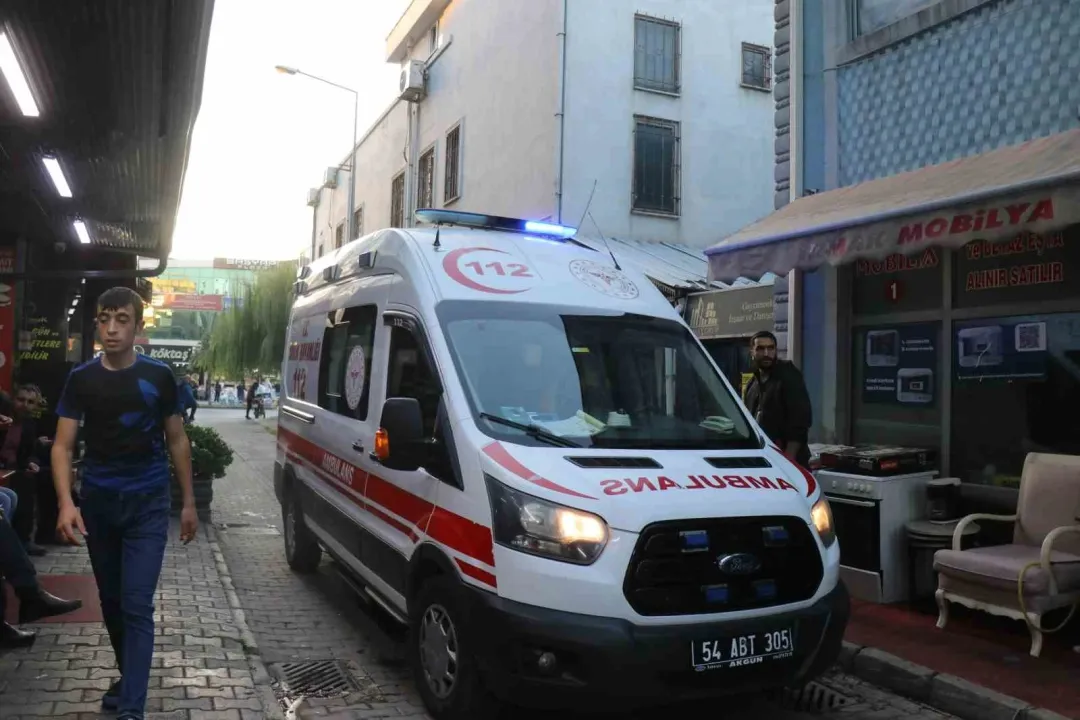 Marketten ürün çalmaya çalıştı, kaçarken yüksekten düşüp yaralandı