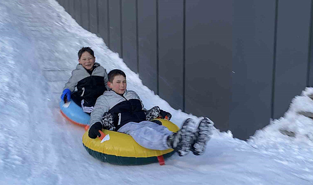 Merdiven değil kayak pisti: Bolulu miniklerin kayak eğlencesi