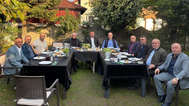 Mevkidaşlarına Boşnak böreği yedirdi