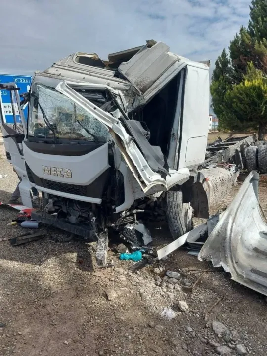 Meyve yüklü tır devrildi