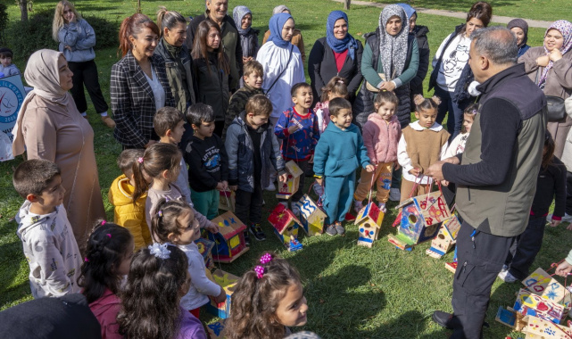 Minik ellerden kuşlara sıcak yuva