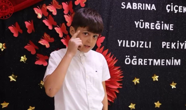 Minik öğrencilerden, öğretmenlerin kalıplaşmış terimleriyle 24 Kasım kutlaması