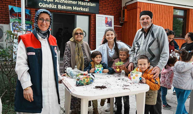 Minikler ve büyükler marul fidesi dikti