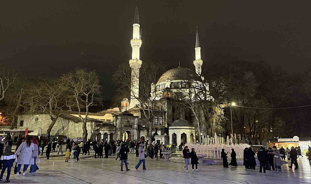 Miraç Kandili'nde vatandaşlar Eyüpsultan Camii'ne akın etti