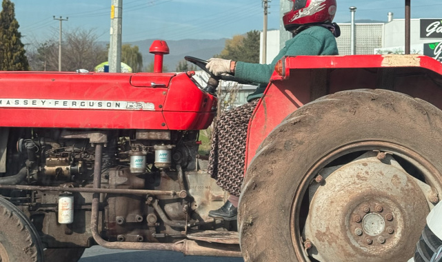 Motosiklet kaskıyla traktör kullanan kadın, sosyal medyada büyük beğeni topladı
