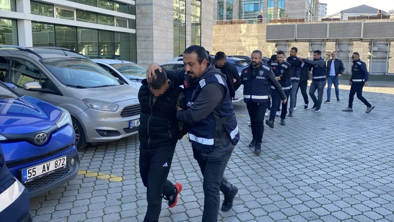 Motosikletlerle gelip husumetli oldukları 2 kişiyi vuran 7 şüpheli adliyede