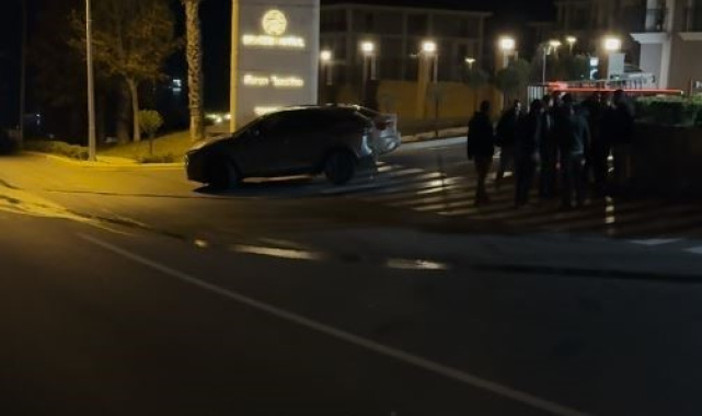 Motosikletli saldırganlar 4 kişinin bulunduğu otomobili kurşunladı