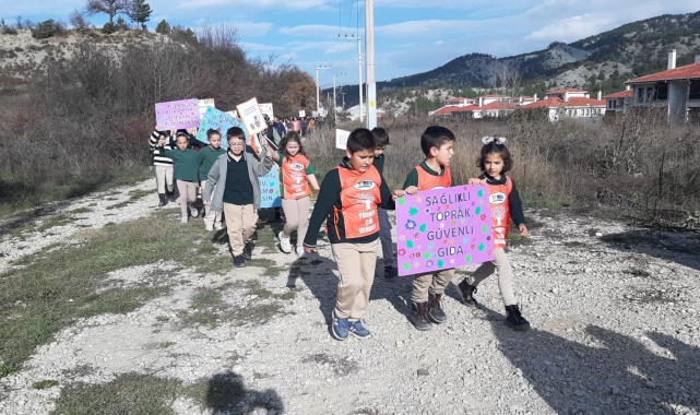Mudurnu'da öğrenciler erozyon farkındalığı için yürüdü