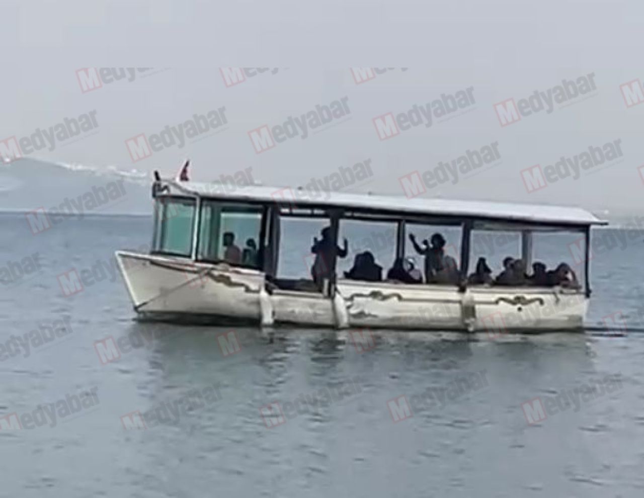 Müzik eşliğinde tekne turu: Sapanca’da renkli görüntüler