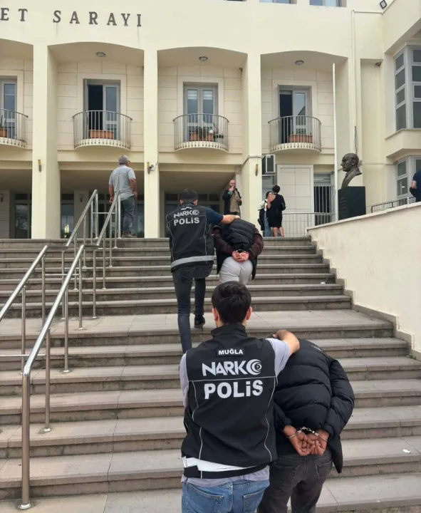 Narkotik polisinden otel odasına baskın; 2 şüpheli tutuklandı