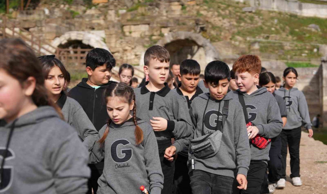 Öğrenciler tarihi dokuyu hayranlıkla inceledi