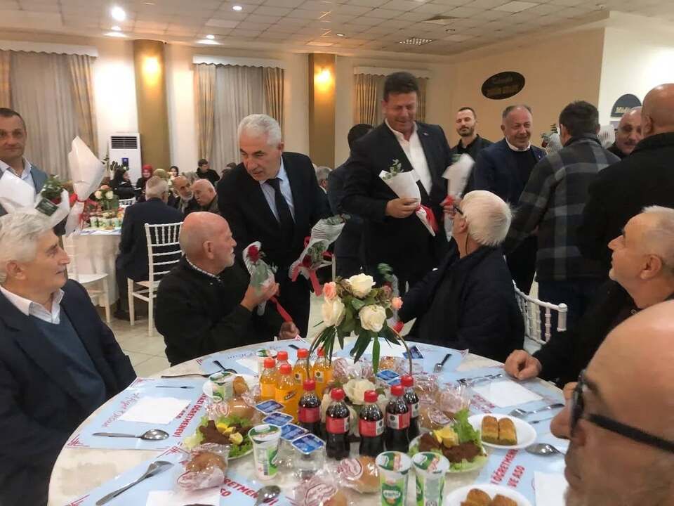 Öğretmenler yemekte bir araya geldiler