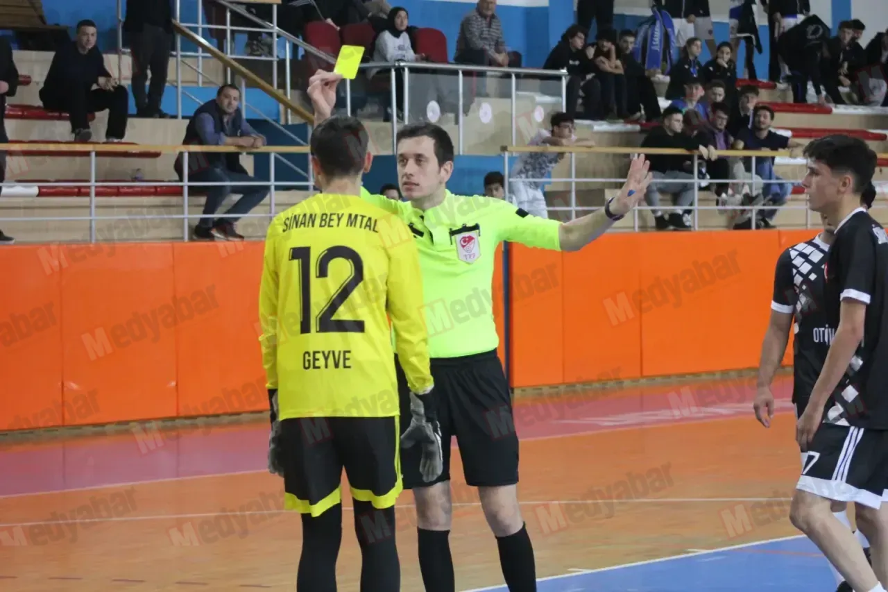 Okul öğrencilerinden Hakem Kumral’a tepki!