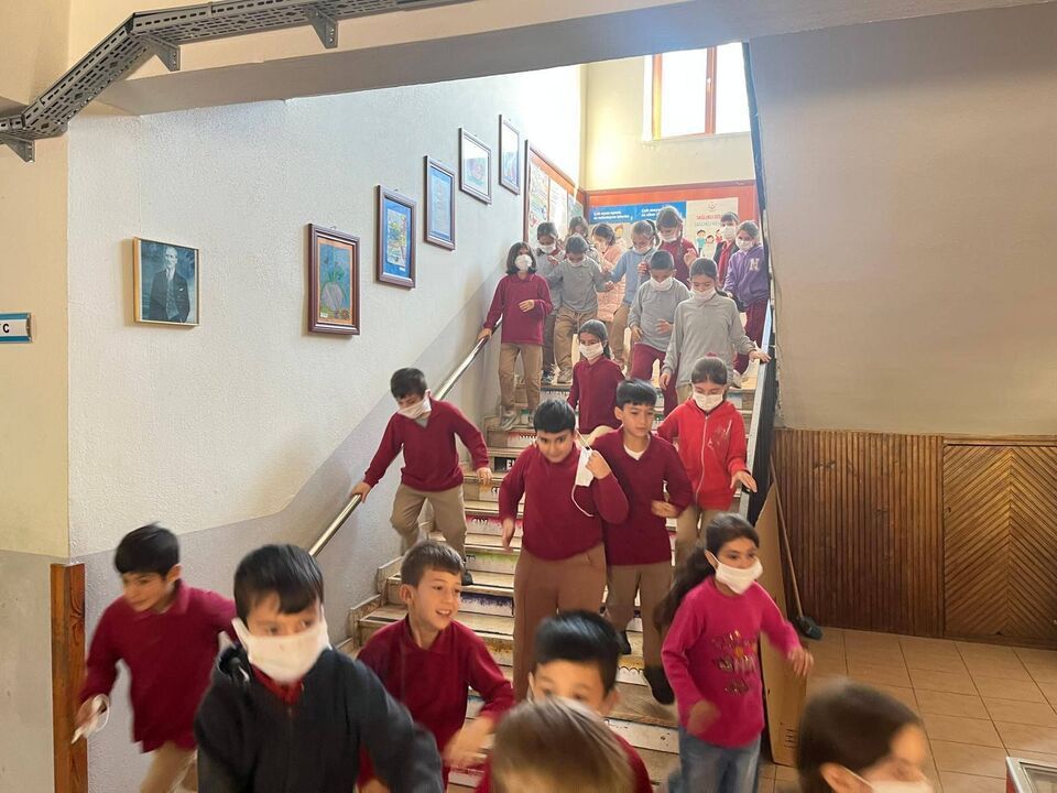 Okullarda eş zamanlı tatbikatlar yapıldı