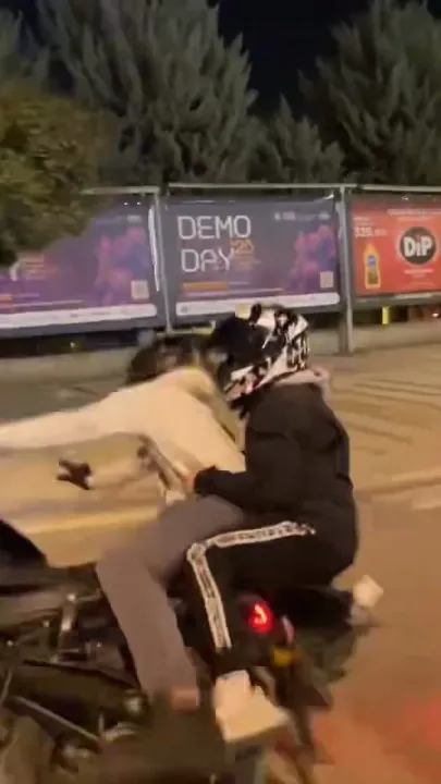 Ön tekerini kaldırmak istediği motosikleti devirdi; kaza anı kamerada