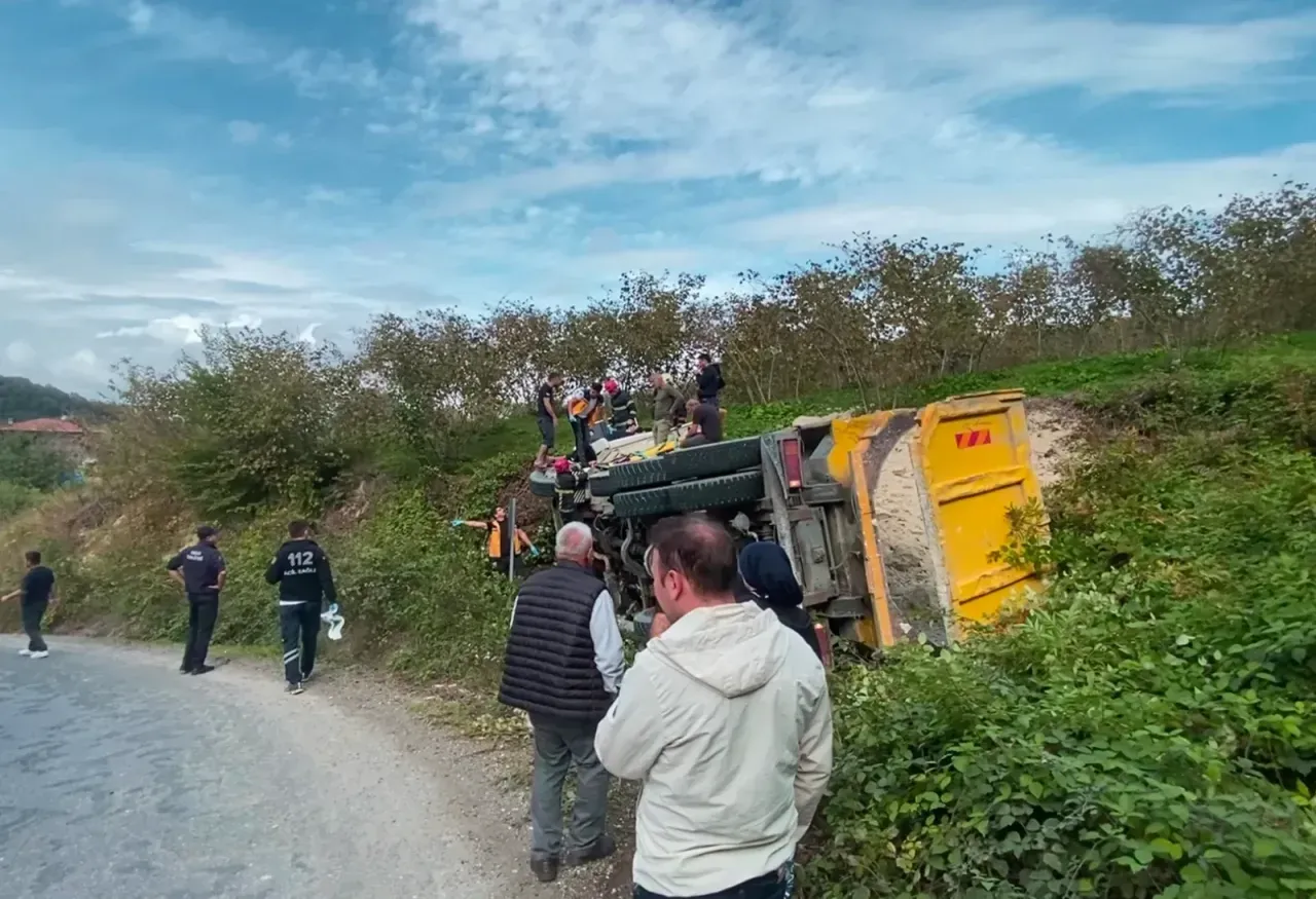 Ordu'da kil yüklü kamyon devrildi: 2 yaralı