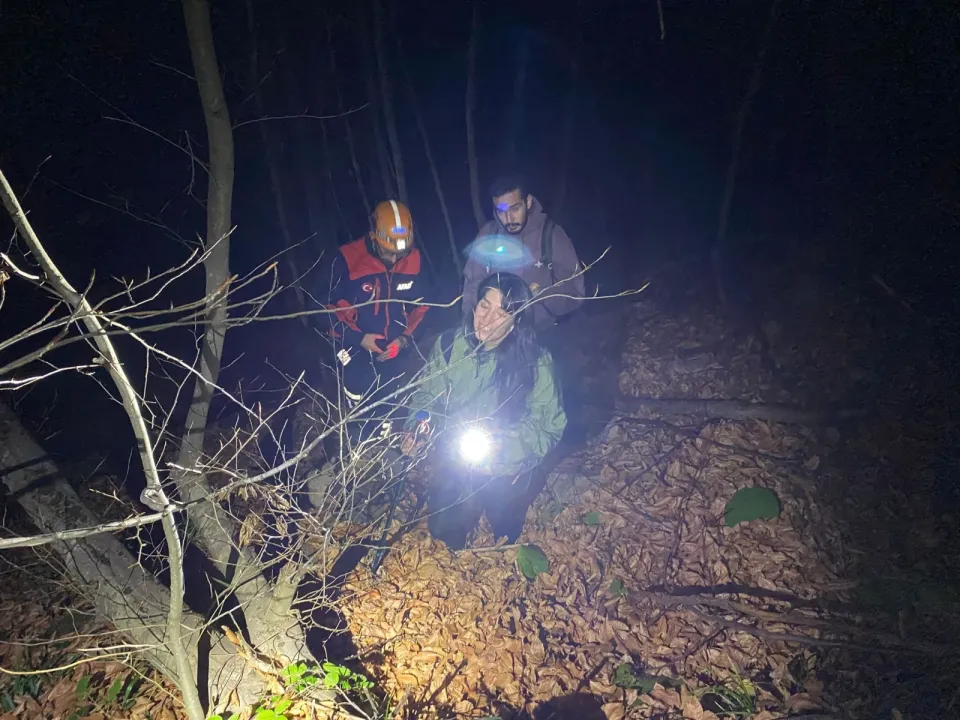 Ormanlık alanda mahsur kalan 2 kişi kurtarıldı