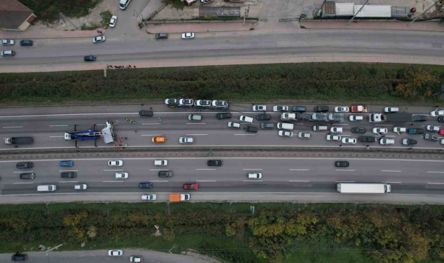 Otobanda tır ile çarpışan nakliyat kamyonu devrildi, kilometrelerce araç kuyruğu oluştu