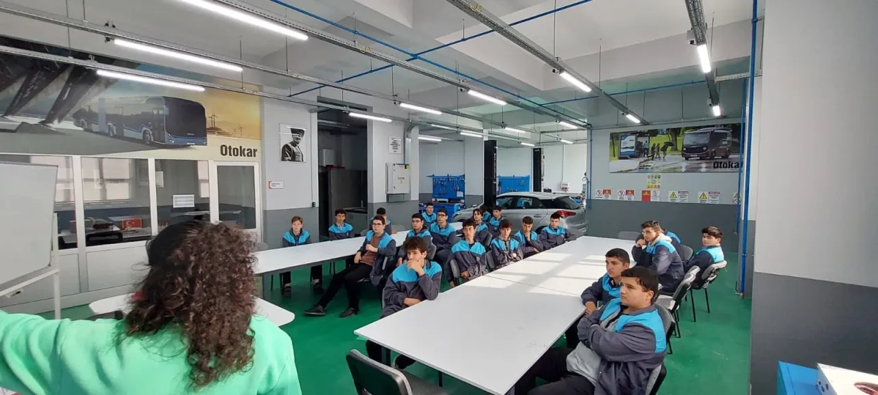 Otokar, elektrikli otomobil sektörünün geleceği öğrencileri yetiştiriyor