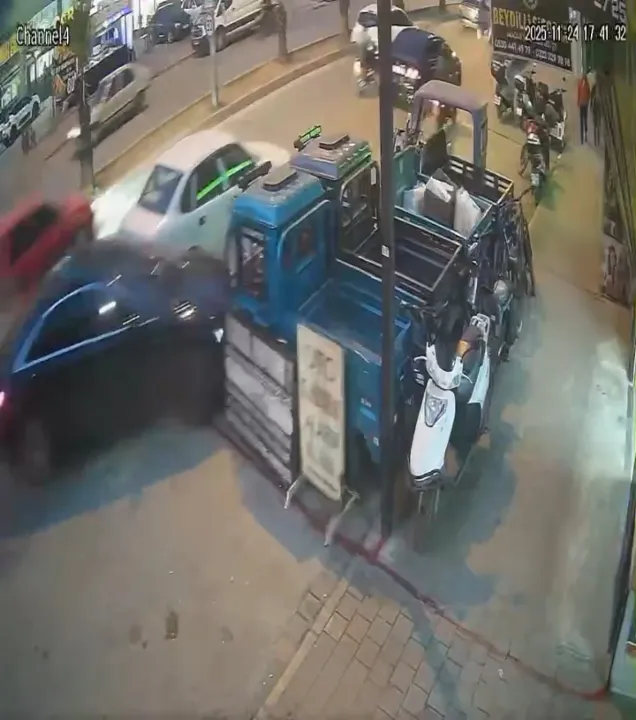 Otomobil, kaldırımdaki motosikletlere çarptı; kaza anı kamerada