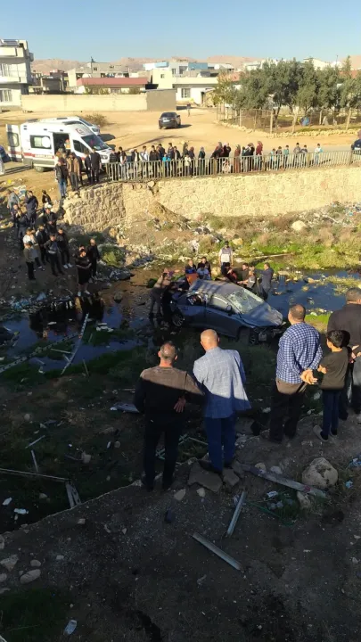 Otomobil, köprüden kanala düştü; 1 ölü, 2 yaralı