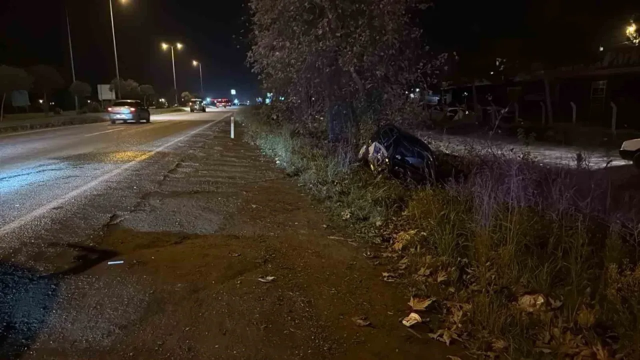 Otomobil şarampole uçtu: 2 yaralı