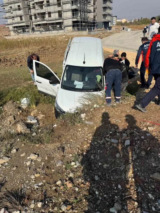 Otomobil su kanalına düştü: 1 yaralı