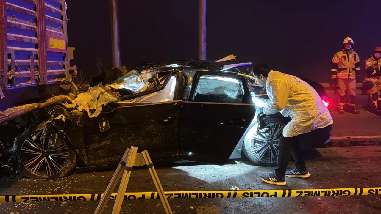 Otomobil TIR'a arkadan çarptı: 4 ölü