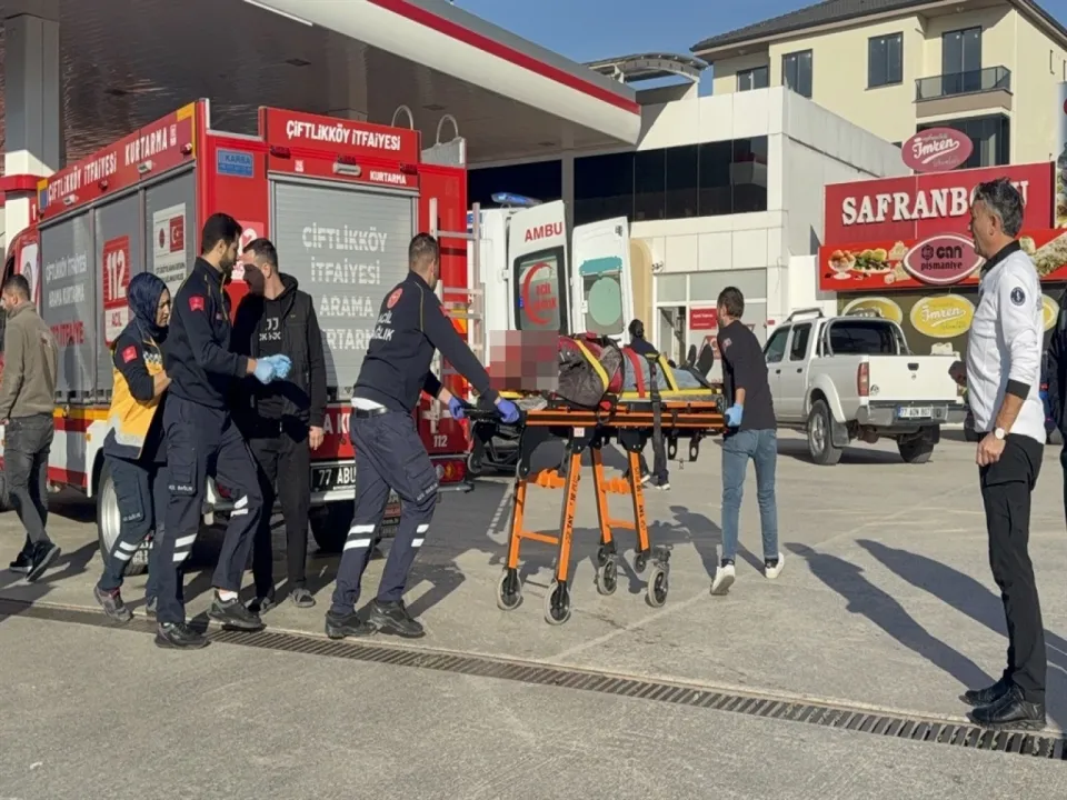 Otomobil, yayaya çarptı: 1'i ağır 2 yaralı