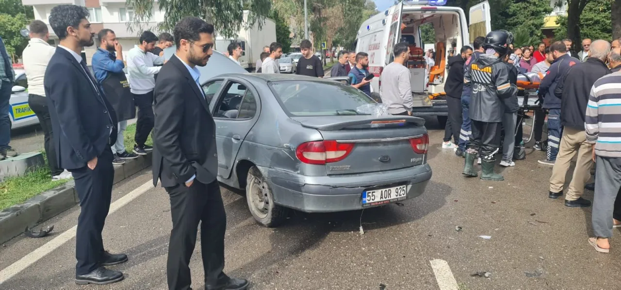 Otomobil, yayaya yol vermek için duran otomobile çarptı: 3 yaralı
