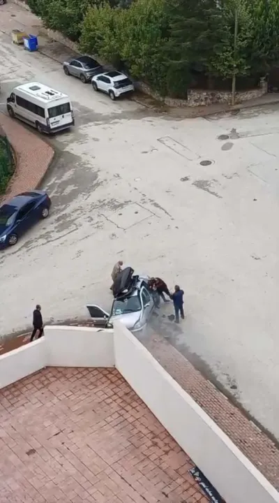 Otomobili, husumetli olduğu ailenin üzerine sürdü; o anlar kamerada