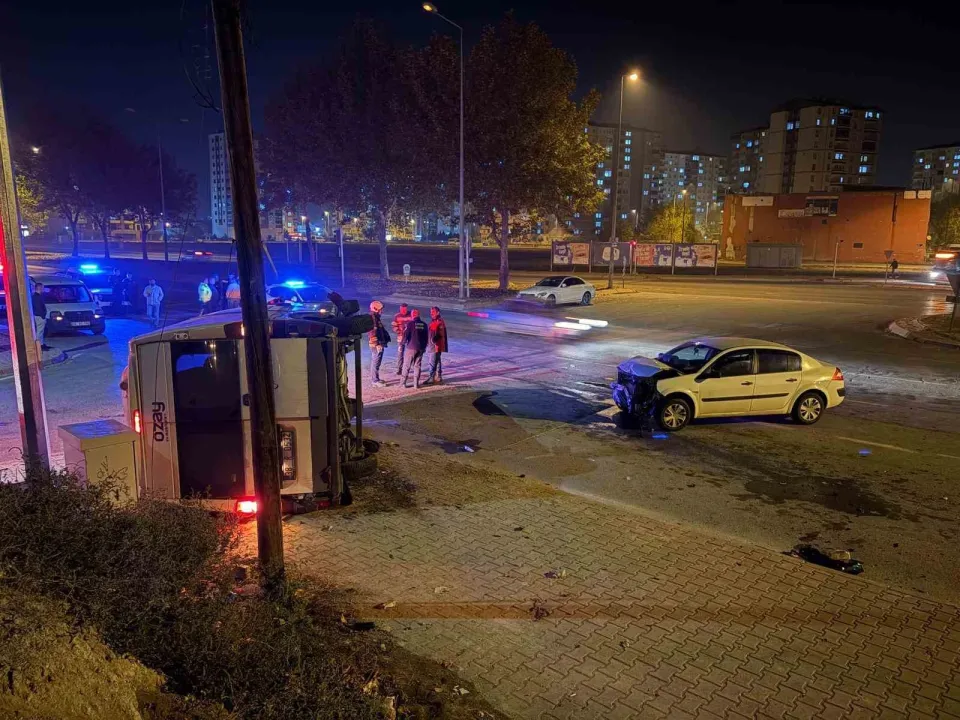 Otomobilin çarptığı servis yan yattı: 2 yaralı