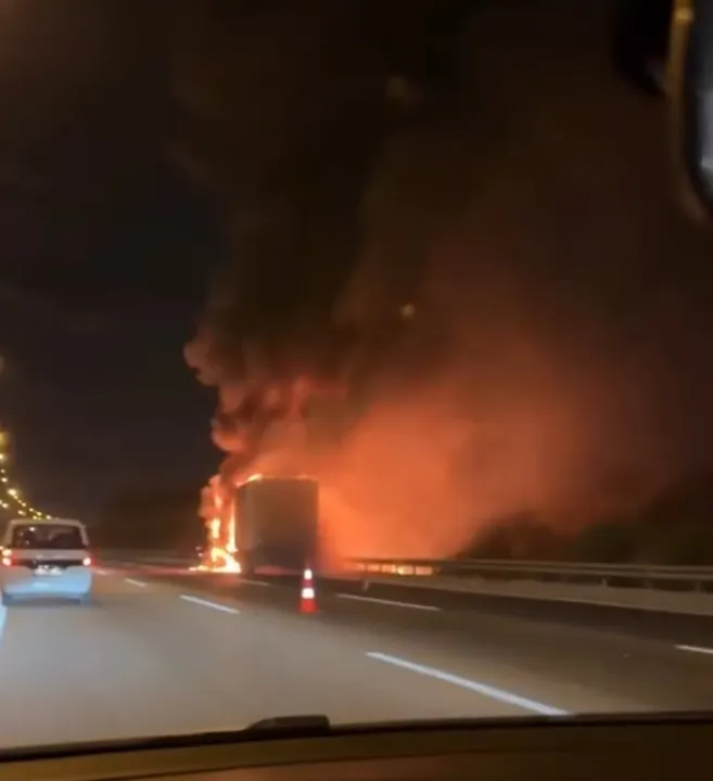 Otoyolda tır alev alev yandı