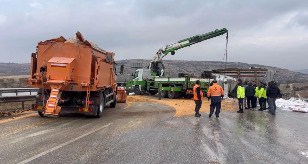 Otoyolda yanan tırlar kaldırıldı, yol trafiğe açıldı