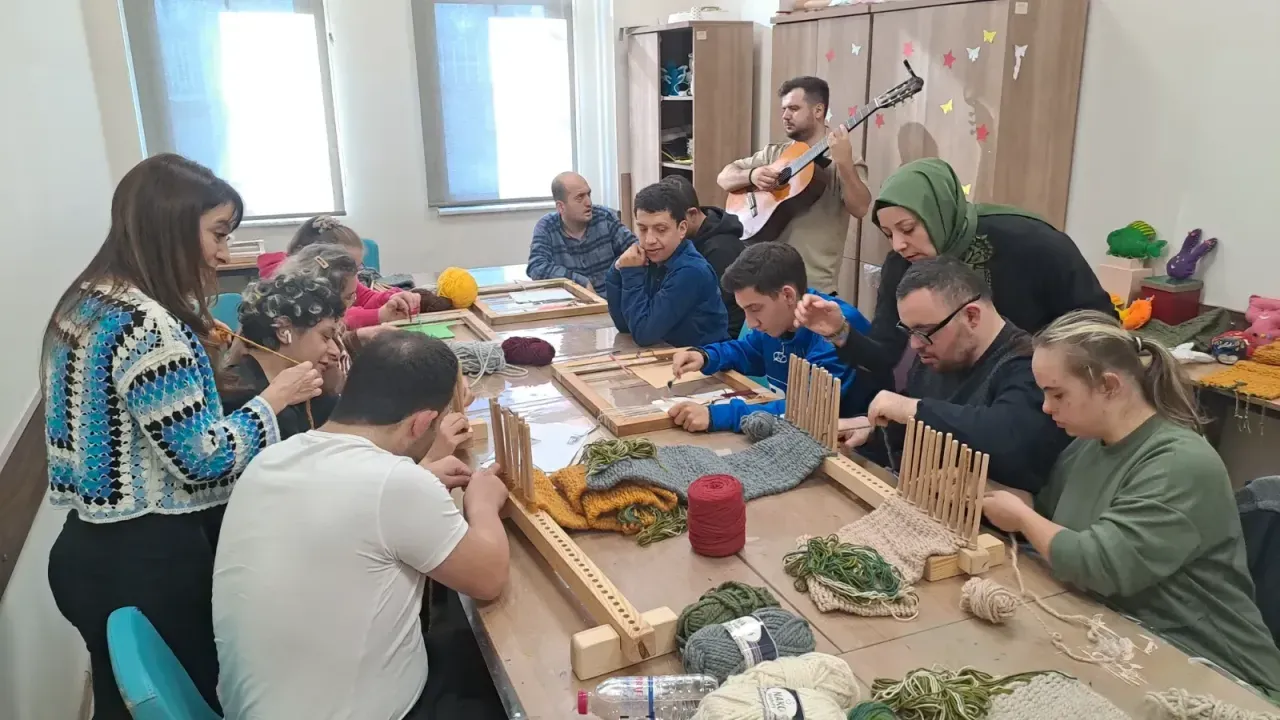 Özel gereksinimli bireyler eğitimlerle becerilerini geliştiriyor