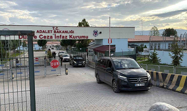 Özgür Özel, Düzce'de tutuklu bulunan Pınar Türker'i ziyaret etti
