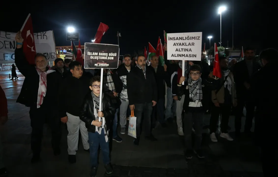Özgürlük Filosu Koalisyonu'ndaki gemilere İsrail'in saldırısı Bursa ve Çanakkale'de protesto edildi