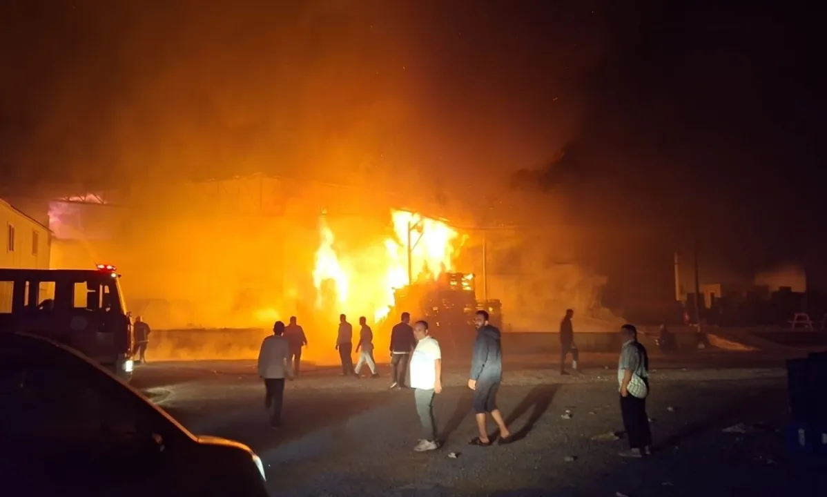 Paketleme fabrikası alev alev yandı