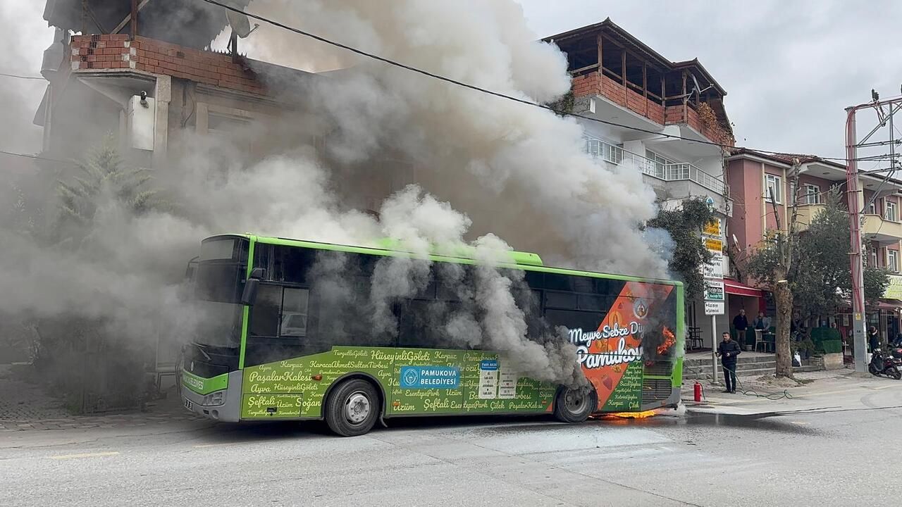Pamukova’da belediye otobüsünde yangın paniği