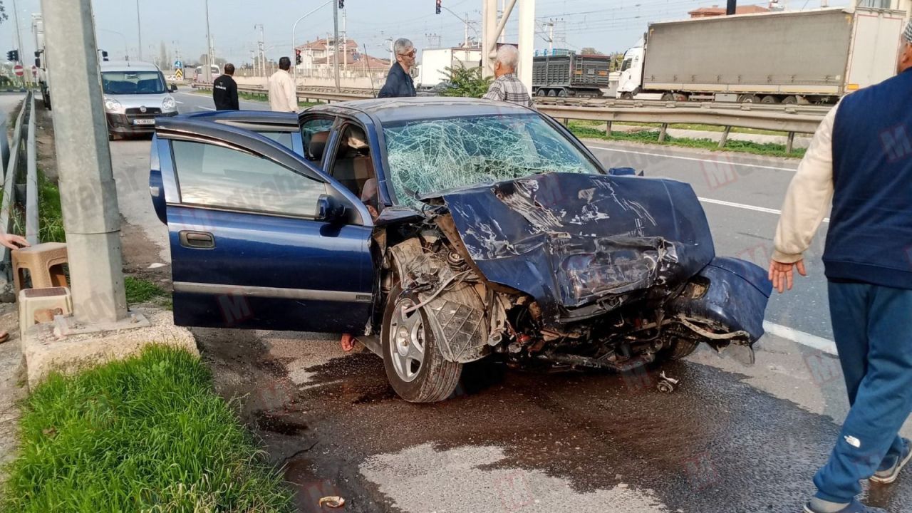 Pamukova’da otomobil park halindeki tıra çarptı! 1'i ağır 3 kişi yaralandı